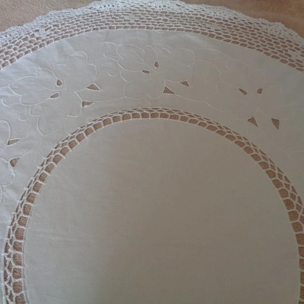VINTAGE EARLY SM WHITE ROUND W CUTWORK & CROCHET TABLECLOTH